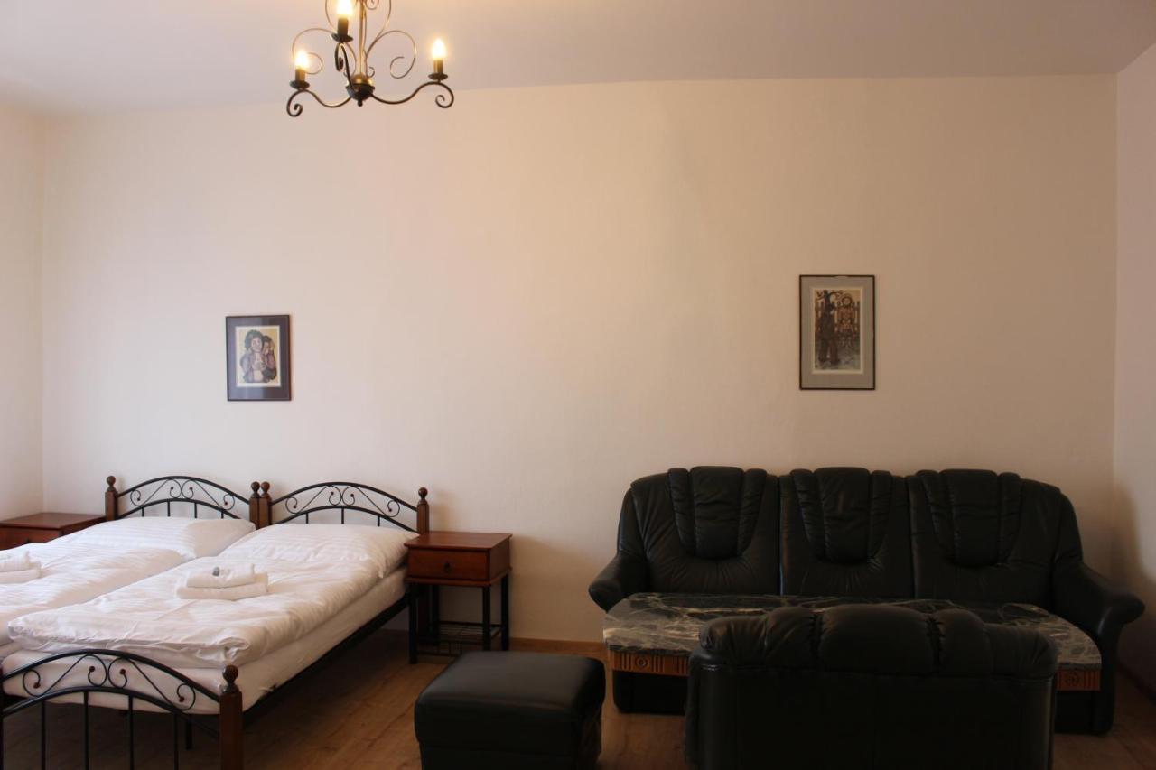 Hotel Cerny Kun Louny Exterior foto