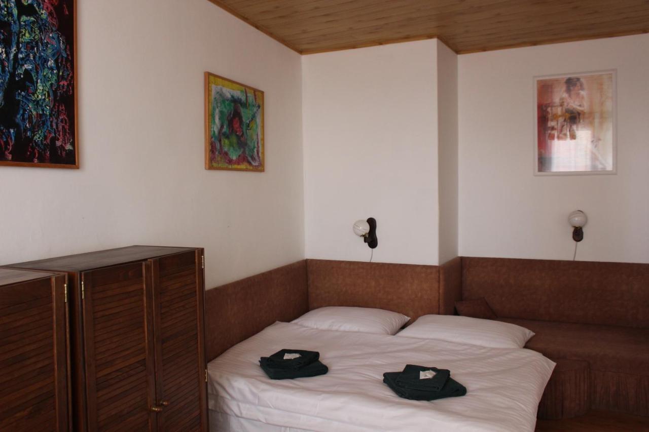 Hotel Cerny Kun Louny Exterior foto